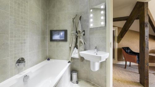 Ein Badezimmer in der Unterkunft The Cranleigh Boutique