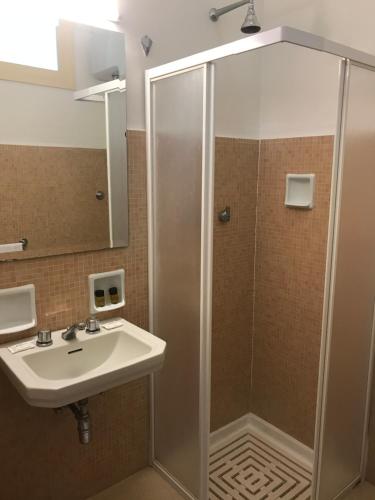 Een badkamer bij Hotel Mediterranée