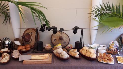 einen Tisch mit vielen verschiedenen Brotsorten in der Unterkunft Hotel Martinique in Nieuwpoort