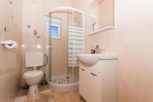 ein Badezimmer mit Dusche, Toilette und Waschbecken in der Unterkunft Apartman Anamarija in Trogir