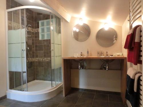 La salle de bains est pourvue d'une douche et d'un lavabo. dans l'établissement La Balangere, à Coulon