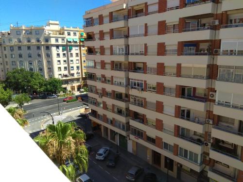 ein Apartmenthaus in einer Stadt mit Straße in der Unterkunft Apartamento in Valencia