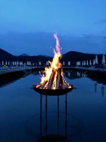 a fire pit in the middle of a body of water at Promenaden-Strandhotel Marolt in Sankt Kanzian