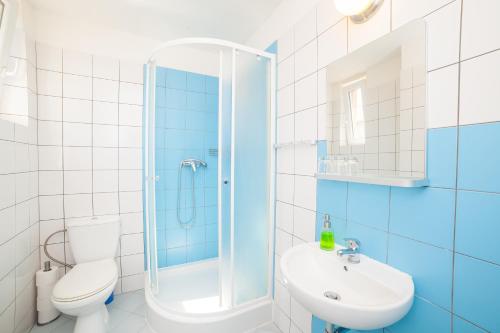 y baño con ducha, aseo y lavamanos. en Patio Hostel en Bratislava