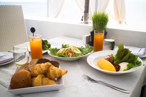 uma mesa com dois pratos de comida e bebidas em Aava Resort and Spa em Khanom