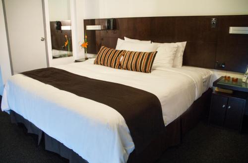 a large bed in a hotel room at Hotel Sunqu in Lima