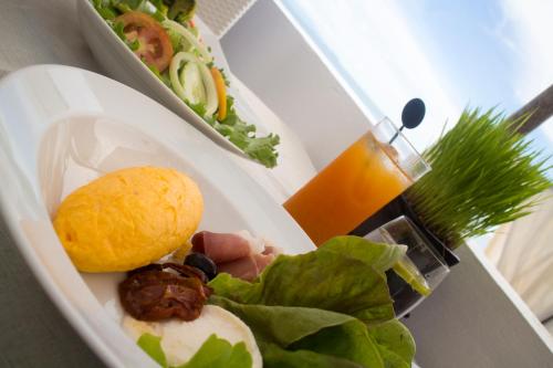 uma bandeja de comida com um sanduíche e uma salada em Aava Resort and Spa em Khanom