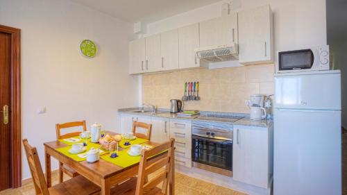 Kuchyňa alebo kuchynka v ubytovaní Edificio Prieto VIV 2C