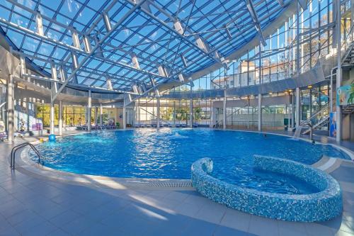 a large swimming pool in a large building at Zeleny Guy Health Resort in Tuapse