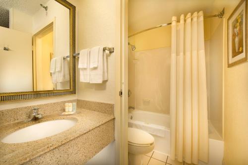 Ett badrum på Quality Inn Miami Airport - Doral