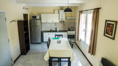 Il comprend une cuisine équipée d'une table et d'un réfrigérateur. dans l'établissement Estancia Río Abajo, à Trevelín