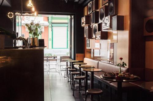 a restaurant with a row of tables and chairs at HotelO Kathedral in Antwerp