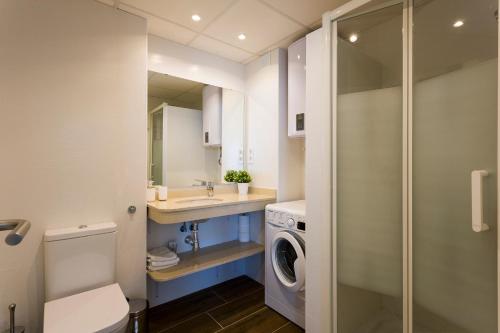 łazienka z umywalką i pralką w obiekcie weforyou Two Rooms Terramar Alto with Sea View w mieście Benalmádena