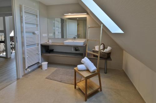 een badkamer met een wastafel en een spiegel bij Gites La Maison Mann in Sand