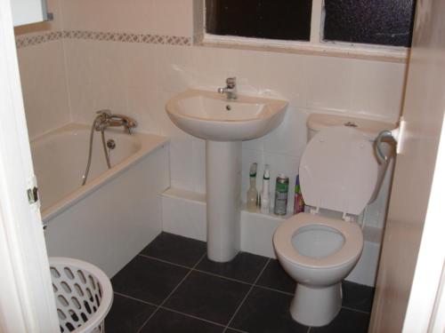 a bathroom with a sink and a toilet and a tub at Wood Green direct tube Eurostar Heathrow, close Ally Pally in London