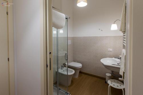 łazienka z toaletą i umywalką w obiekcie B&B A Casa dei Nonni w mieście Enna