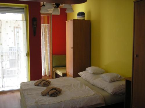 Giường trong phòng chung tại Mediterrán Szállás