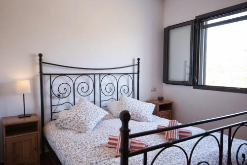ロダルキラルにあるCasa Aurumのベッドルーム1室(枕付きの金属製ベッド1台、窓付)