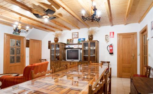 un gran comedor con una gran mesa de cristal en Casa Rural El Fronton, en Vadillo