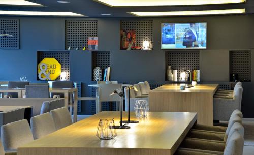 a restaurant with a table with a lamp on it at INNSiDE by Meliá Palma Bosque in Palma de Mallorca