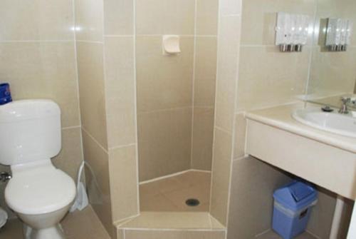 Un baño de Red Cedars Motel