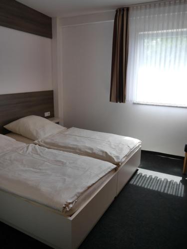 Ein Bett oder Betten in einem Zimmer der Unterkunft Ruhrstadtarena Hotel