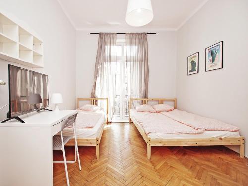 グディニャにある3citygo - Hostel Gdynia 2017のベッドルーム1室(ベッド2台、デスク、窓付)