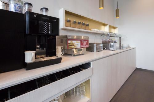 a kitchen with aasteryasteryasteryasteryasteryasteryasteryasteryasteryasteryasteryastery at Mercure Blankenberge in Blankenberge