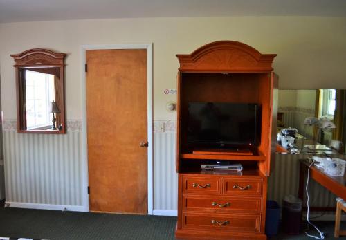 TV a/nebo společenská místnost v ubytování Maple Terrace Motel