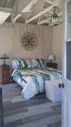 a bedroom with a bed and a ceiling at Domaine de la Baie, Les Suites in Shawinigan