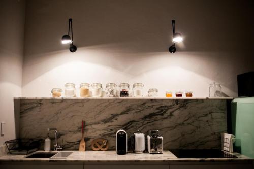 ボローニャにあるSiparioのキッチン(壁にガラス付きのカウンター付)