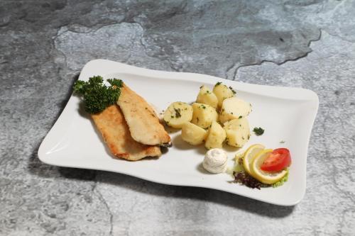 インの敷地内または近くでの食事または食べ物