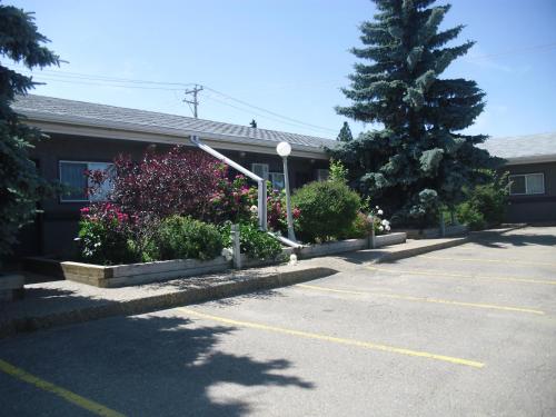 un estacionamiento frente a un edificio en Stardust Motel, en Camrose