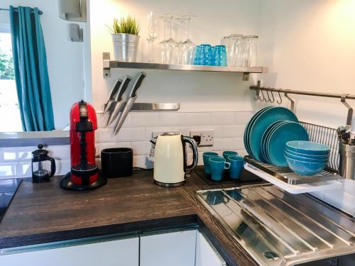 Una cocina o zona de cocina en Walnut Tree Lodge