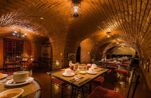 uma sala de jantar com mesas e cadeiras num edifício em Hotel San Francisco De Quito em Quito