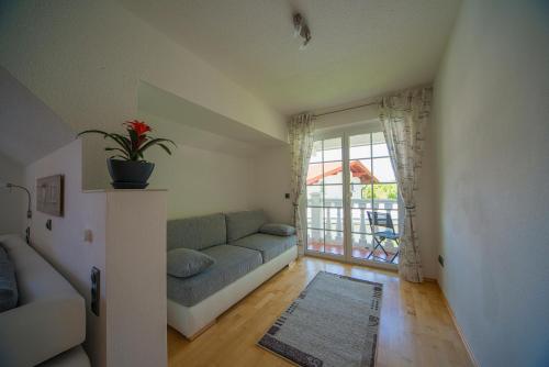 a living room with a couch and a window at Apartment Tinney in Kössen
