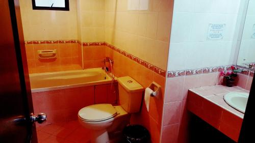 Een badkamer bij Marina Court Kk City Homestay