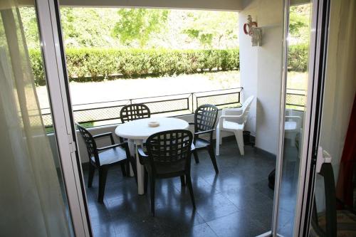 a balcony with a table and chairs and a window at AnaKlara en Azkoitia in Azcoitia