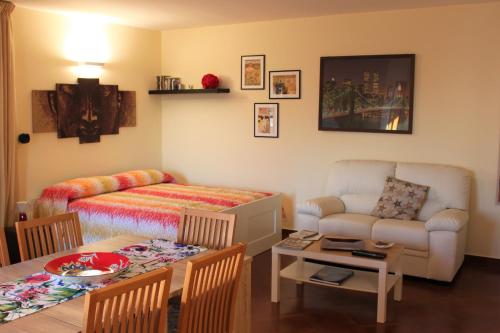 un soggiorno con divano e tavolo con sala da pranzo di Mansarda Panoramica a Galatina