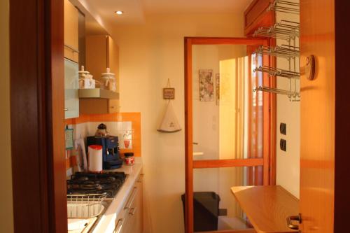 una cucina con piano cottura forno superiore accanto a un bancone di Mansarda Panoramica a Galatina