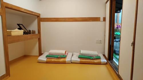 מיטה או מיטות בחדר ב-Bukchon Sosunjae Guesthouse