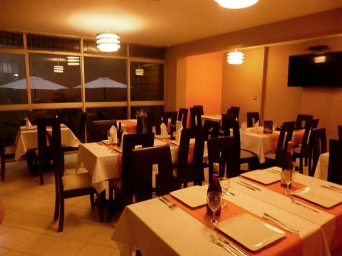 Ein Restaurant oder anderes Speiselokal in der Unterkunft Acuario Hotel & Suite 