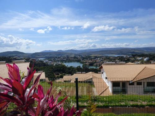 a house with a view of a city at Mirante de Escarpas 1501 in Capitólio