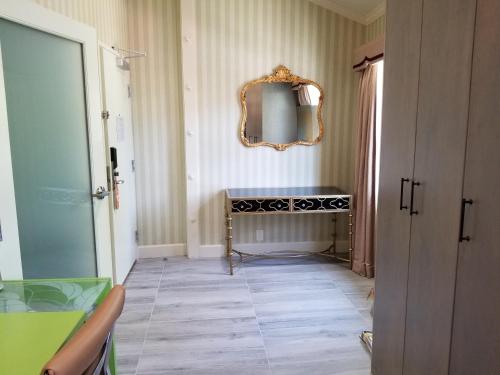 - un couloir avec un miroir et un banc dans la chambre dans l'établissement SenS Hotel & Vanne Bistro Berkeley, à Berkeley