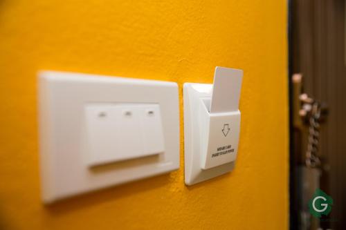 een paar witte Wii-controllers aan de muur bij Green@Buriram in Buriram