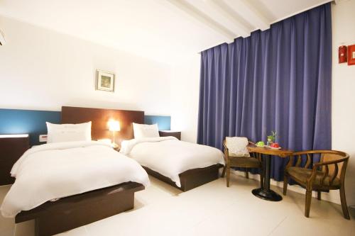 Ein Bett oder Betten in einem Zimmer der Unterkunft Charmant Hotel