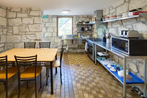 cocina con mesa de madera, mesa y sillas en Neutral Bay Lodge, en Sídney