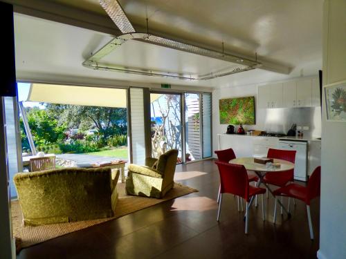 Gallery image of ArtHOUSE Beachfront Accommodation in Emerald Beach