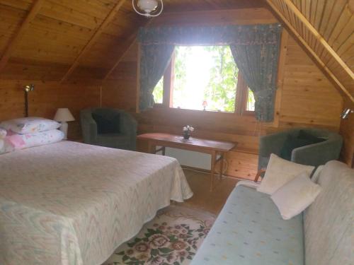 una camera con un letto e due sedie e una finestra di Sireli Hostel a Suureranna