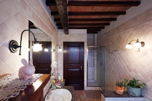 モデナにあるB&B Le Noci di Feoのバスルーム(洗面台、トイレ、シャワー付)